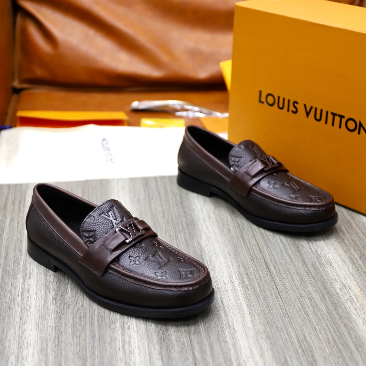 Men's shoes 💰: 💰900LV Louis Vuitton slip-on loafers, top quality products produced in Dongguan, ready for sale! This LV Glove loafer is made of selected soft cowhide, with a slightly wrinkled leather surface and a very high-end texture. Each pair is unique. The leather surface is light and soft, with a fine texture and good luster. It is a classic loafer style, with exquisite handmade mark stitching on the toe, and a square toe configuration to highlight the classic style. The horizontal band has hot-printed LV three-dimensional letters, semi-solid handcrafts and a genuine leather outsole, and a rubber patch on the heel to create wear-resistant performance and comfort. One of the must-have loafers for men! Comes with full original packaging! Code number: 38-39-40-41-42-43-44 (38, 45, 46 customized) standard leather shoe code